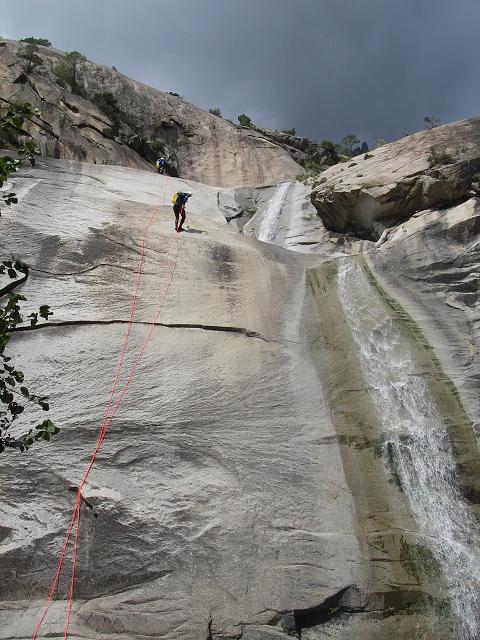 Barranquismo en Córcega. Rapel de 40m en el Cañón de Purcharaccia